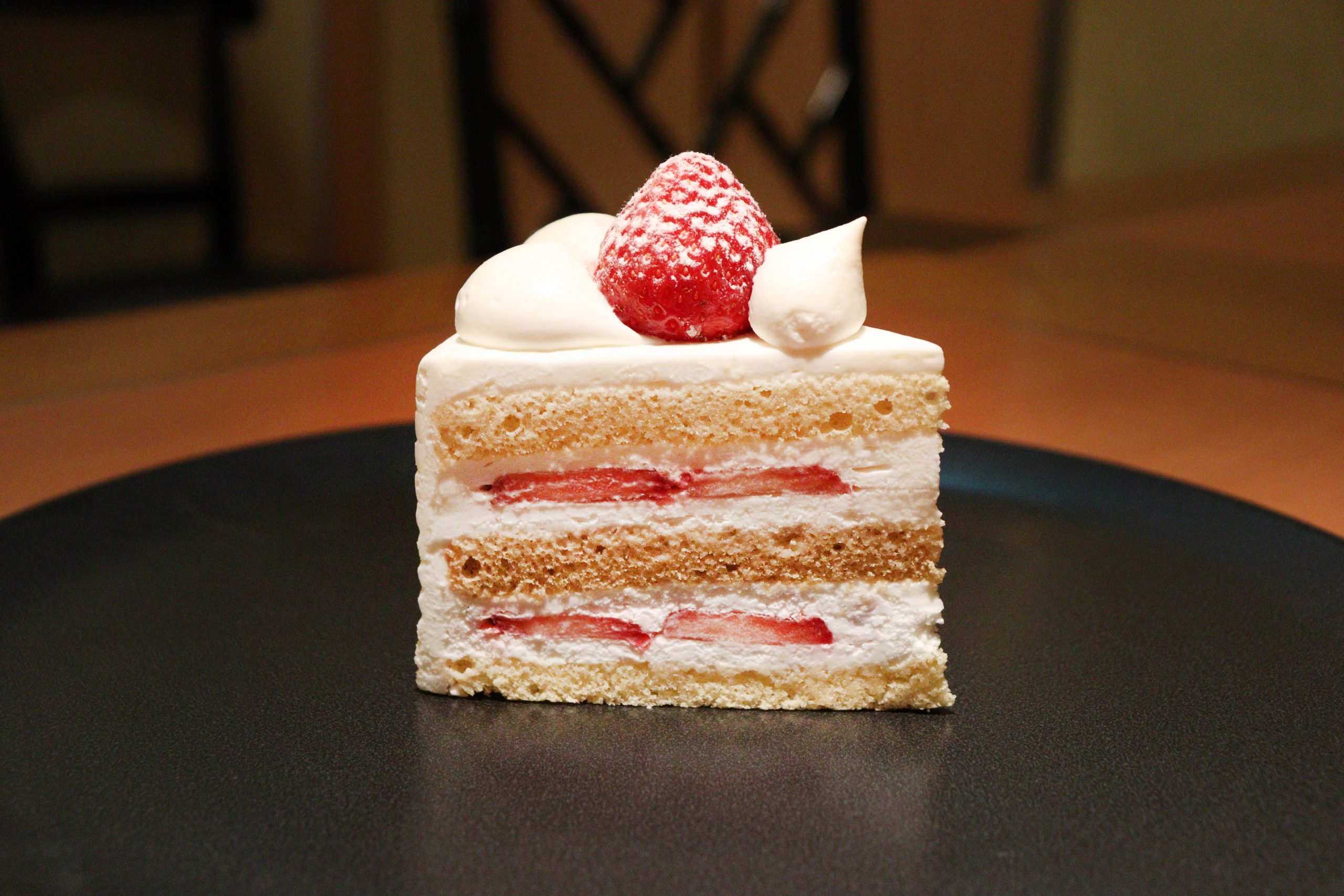 ショートケーキ連載vol 02 食べられるのは5月まで 最高級にして 味も最高クラス ホテルニューオータニ 東京 パティスリー Satsuki の スーパー なケーキ Ufu ウフ