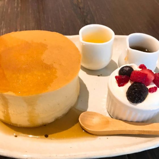 日本一分厚い！？大人の雰囲気漂うセンター北の「CAFE SALON SONJIN」で、極厚ホットケーキの実力に驚いた！