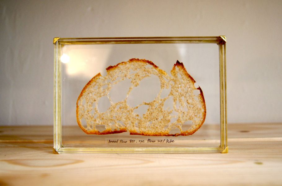 なんと本物のパンがライトに！日常に焼きたての温かさを灯す「パンプシェード®️」アーティストのパン愛とは？