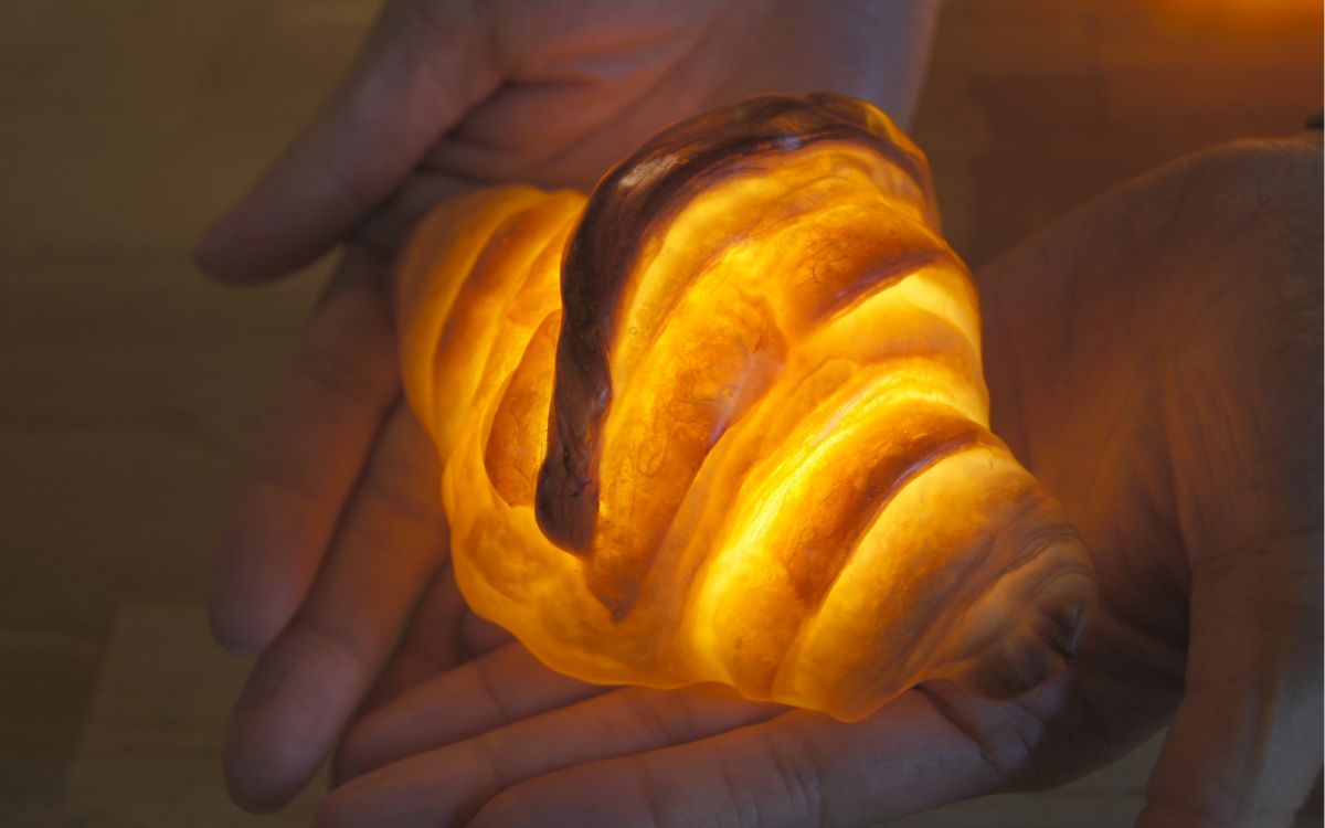 パン好きが高じて「パンプシェード」アーティストへ。本物のパンから生まれるパンライトの凄さとは