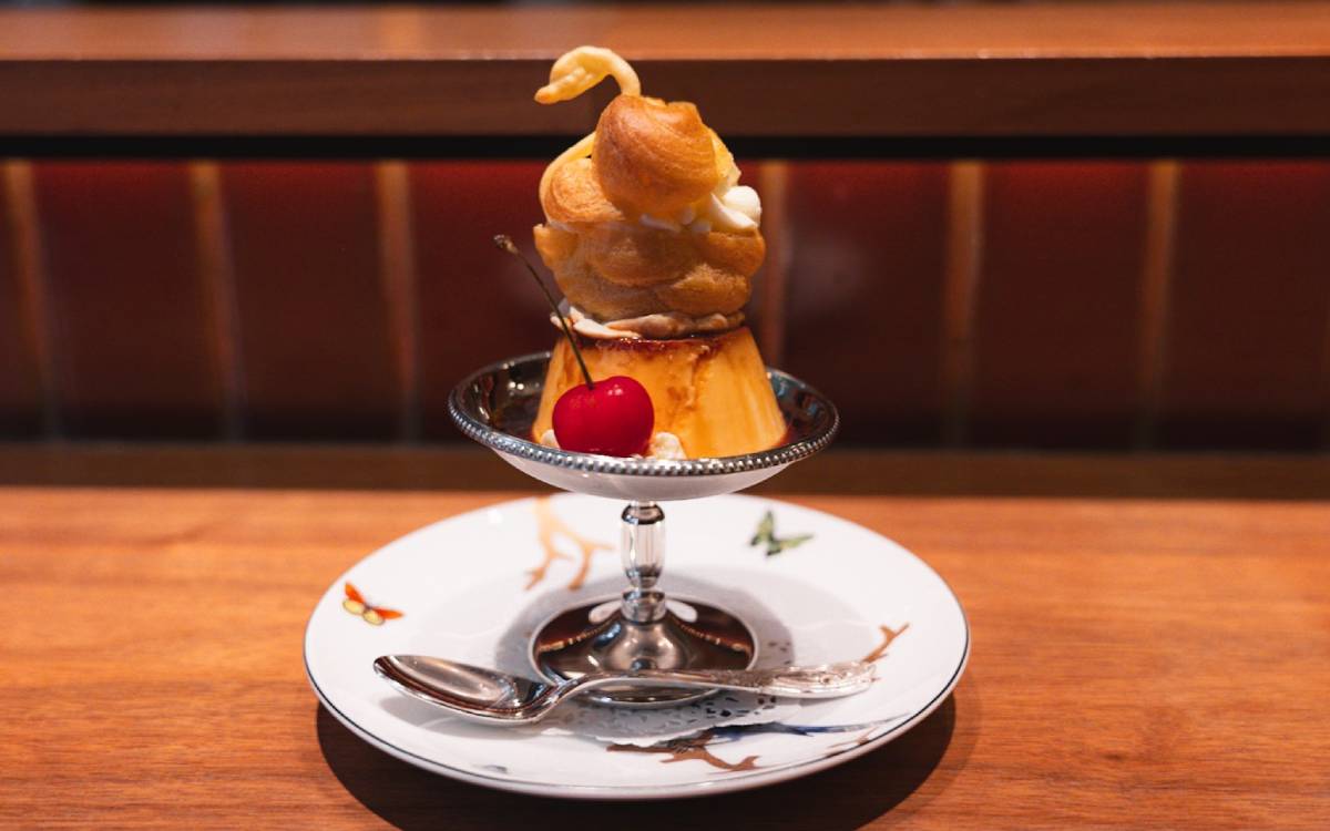 華やかな食器で楽しむ『白鳥の湖プリン』にほれぼれ。「nanashian(ナナシアン)」(恵比寿)で楽しむ“喫茶だからできる体験”とは？