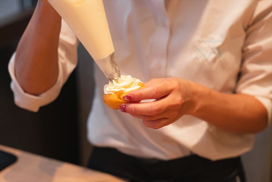 華やかな食器で楽しむ『白鳥の湖プリン』にほれぼれ。「nanashian(ナナシアン)」(恵比寿)で楽しむ“喫茶だからできる体験”とは？