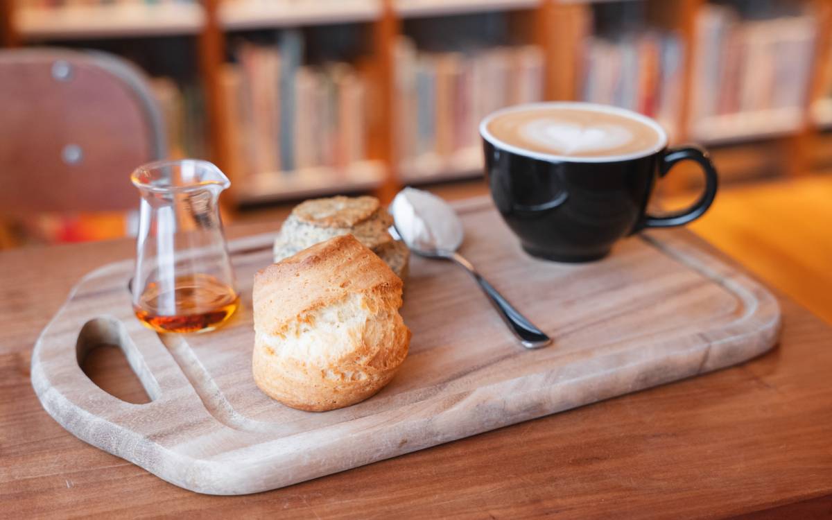 「KAIDO books&coffee」の生スコーンとカフェラテ