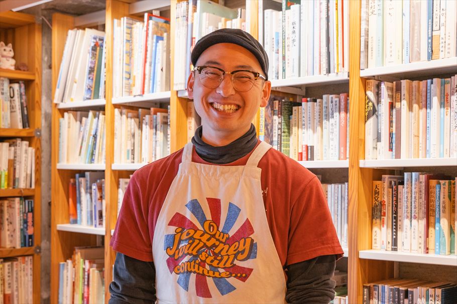 「KAIDO books&coffee」店主の佐藤さん