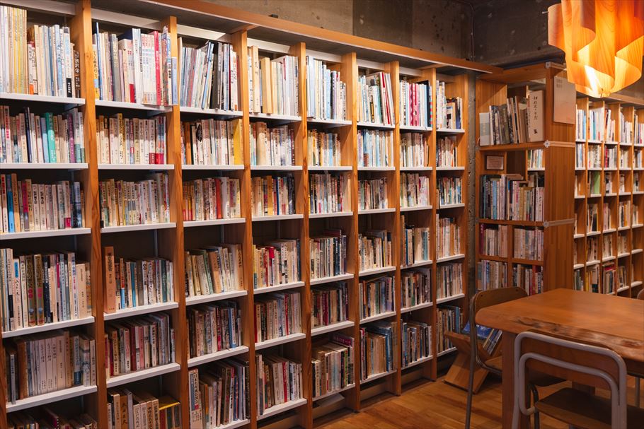 「KAIDO books&coffee」の本棚