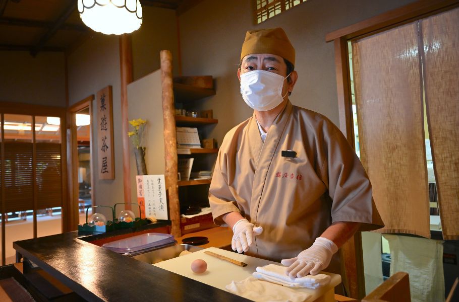 享和3年創業の老舗「鶴屋吉信」の職人技が見られる贅沢カウンター「菓遊茶屋」（京都・今出川）で和菓子の魅力を知ろう