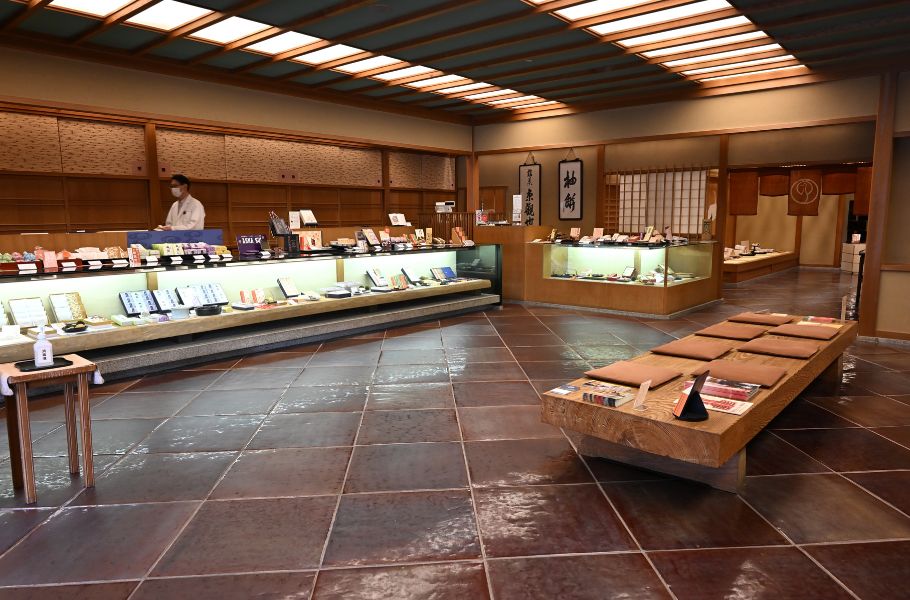 享和3年創業の老舗「鶴屋吉信」の職人技が見られる贅沢カウンター「菓遊茶屋」（京都・今出川）で和菓子の魅力を知ろう