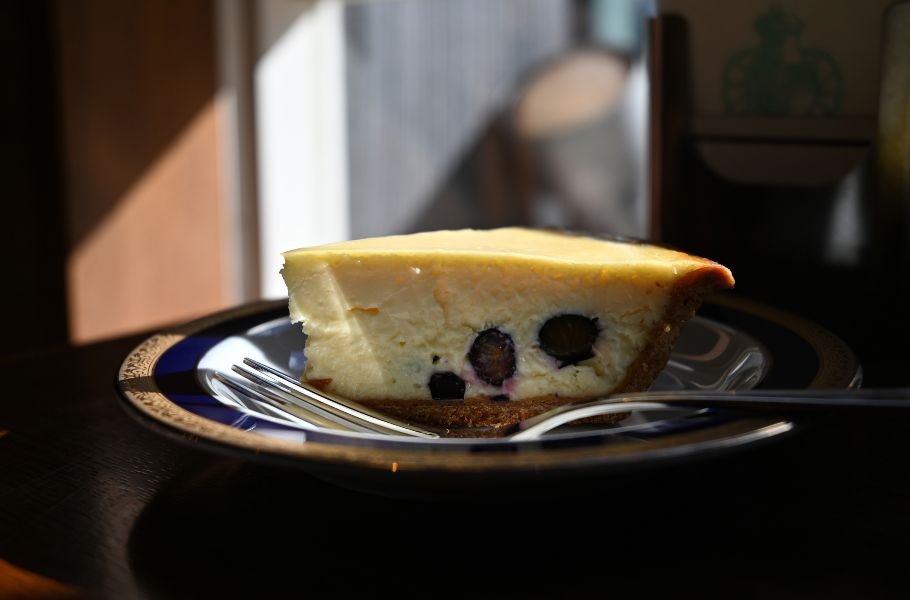 神戸の歴史を眺めて77年の「にしむら珈琲店」（兵庫・三ノ宮）で味わう絶品ケーキと伝統の珈琲