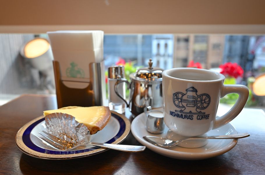 神戸の歴史を眺めて77年の「にしむら珈琲店」（兵庫・三ノ宮）で味わう絶品ケーキと伝統の珈琲