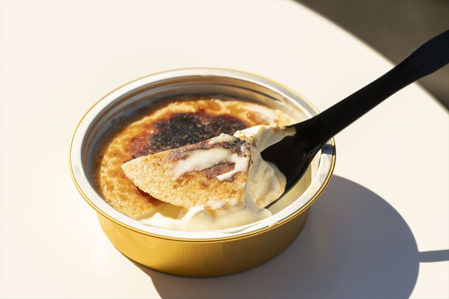 スプーンで表面を割ったBRULEE