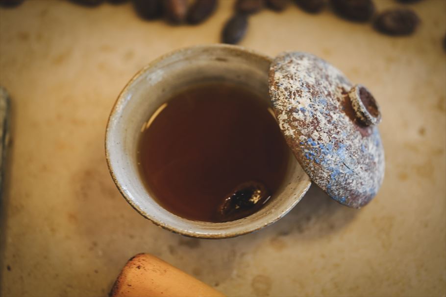 デザートコースで提供される水出しカカオの豆茶風