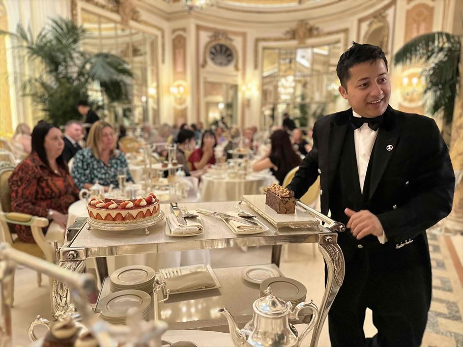 「ザ・リッツ・ロンドン（The Ritz London）」のスタッフとケーキが乗ったワゴン