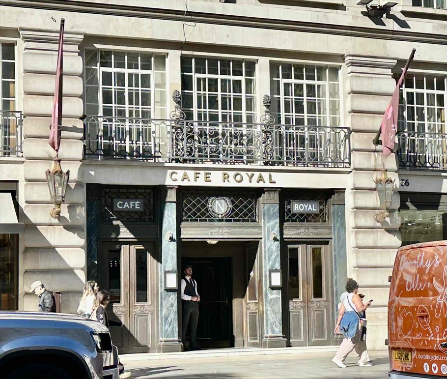 「ホテル カフェ ロイヤル(Hotel Café Royal)」の外観