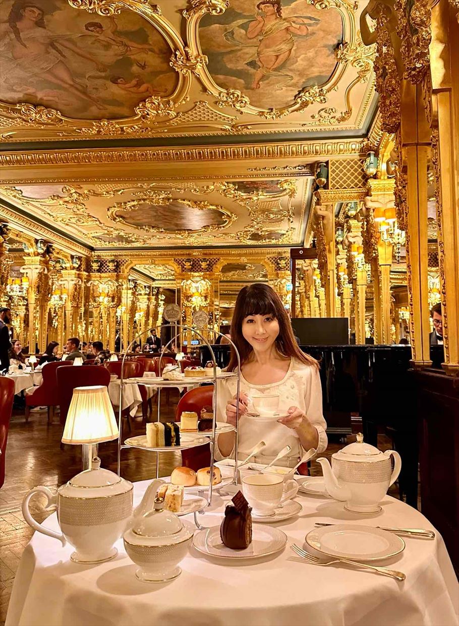 「ホテル カフェ ロイヤル(Hotel Café Royal)」のアフタヌーンティーを楽しむ岩谷貴美さん