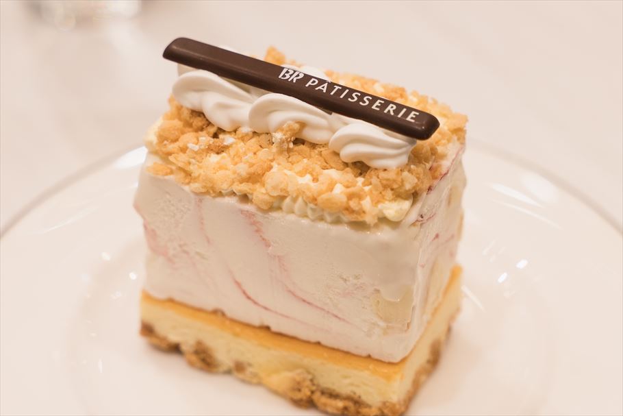 カットされた「31 ザ・チーズケーキ made from ストロベリーチーズケーキ」