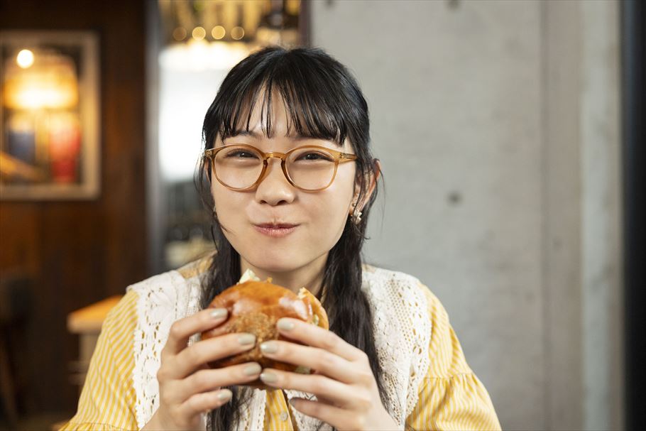 「ドゥフイユバーガー」を食べる雪見みとさん