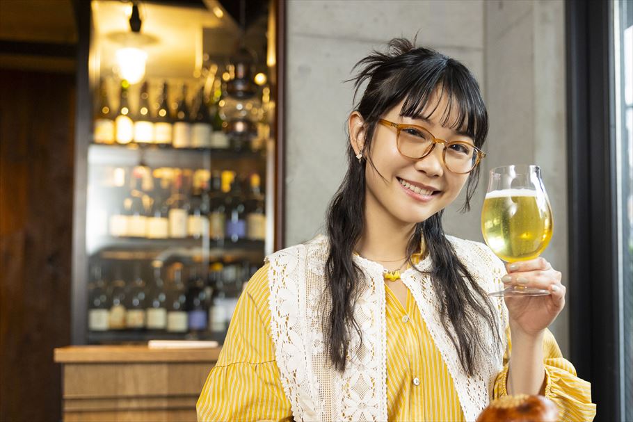 クラフトビールを飲む雪見みとさん