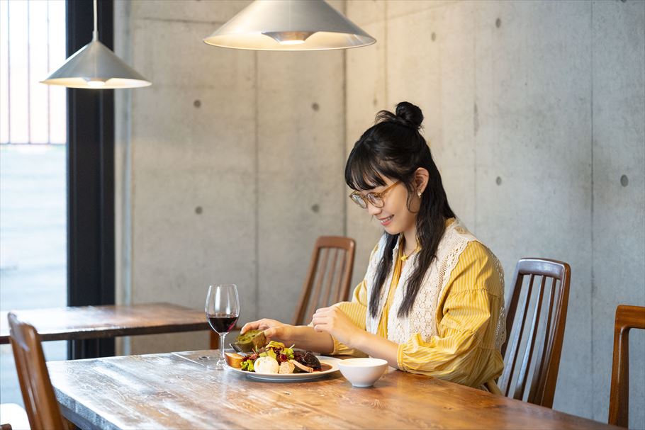 「本日のプレート」を味わう雪見みとさん