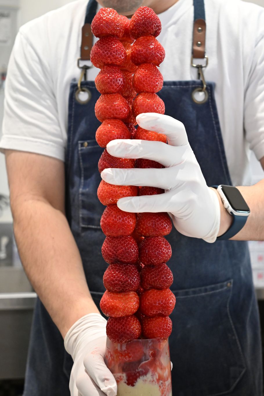 「いちごの山登り」ってなんのこと？大阪・本町の「フルーツカフェ ひかり」のパフェが凄すぎた！