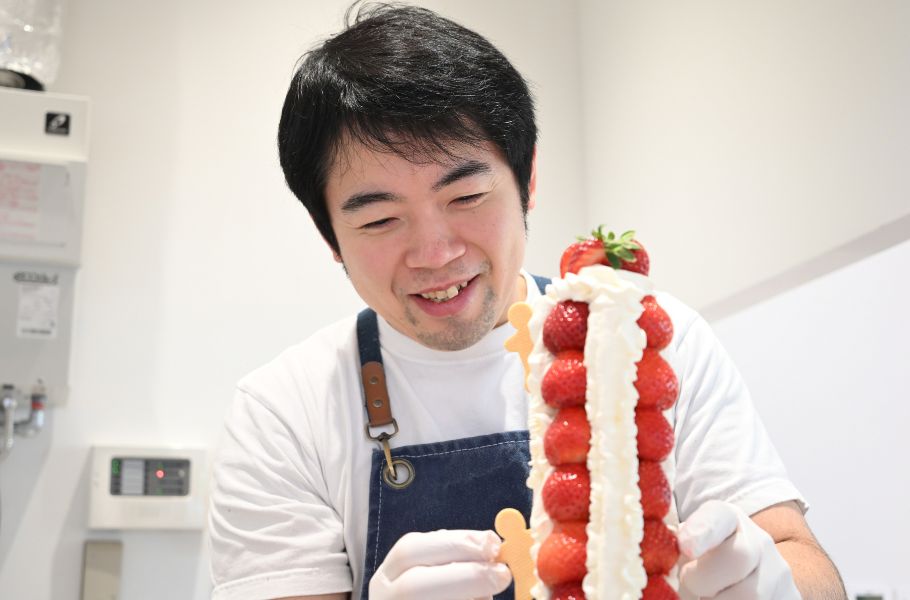 「いちごの山登り」ってなんのこと？大阪・本町の「フルーツカフェ ひかり」のパフェが凄すぎた！