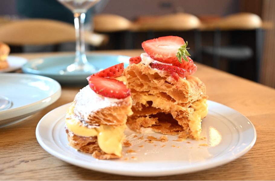 朝イチで行くべき！兵庫・伊丹の隠れ家カフェ「cafe kakitsubata（カキツバタ）」で食べる至福のミルフィーユパフェ