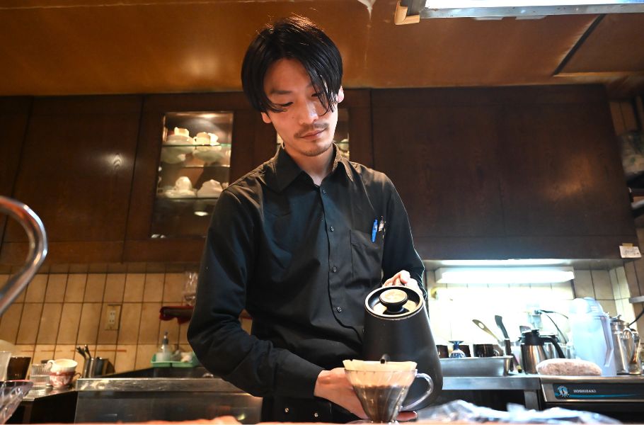 20代で3店舗まで経営したパティシエが、老舗喫茶店を受け継ぐ理由──大阪・堺筋本町「自家焙煎珈琲 濱田屋」