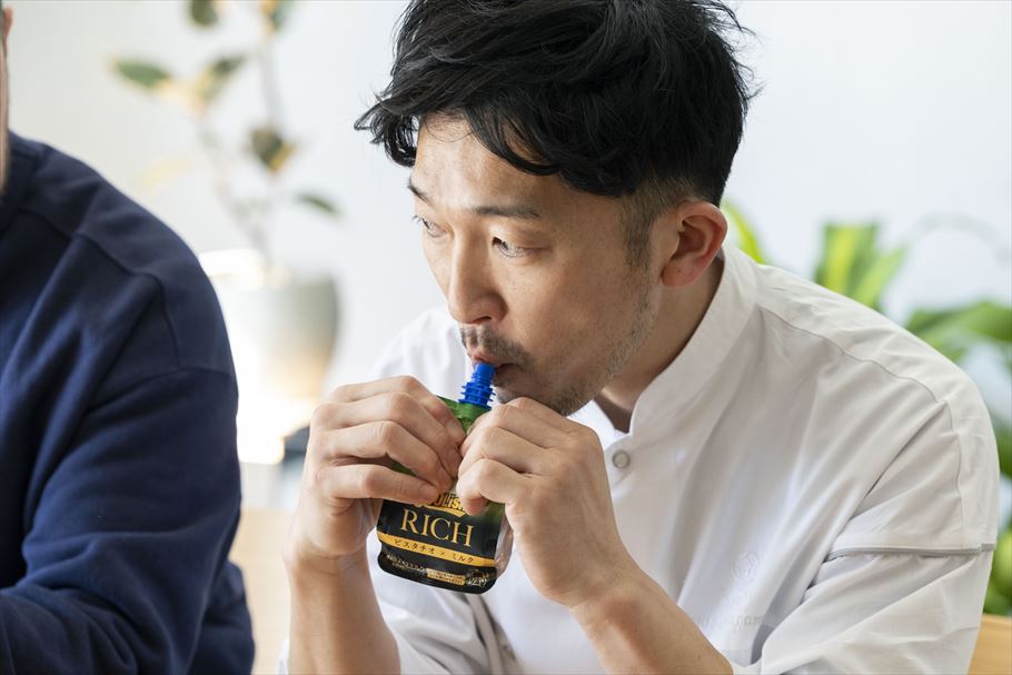 「クーリッシュ ピスタチオ×ミルク」を飲む菅又さん